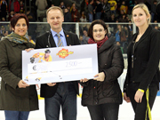 Vienna Capitals / v.l.n.r.: Christina Parkan-Kammlander, Physio- und CranioSacral-Therapeutin, Franz Kalla, UPC Vienna Capitals General Manager, Mag. Martina Kronthaler, Generalsekretärin aktion leben österreich, Verena Hauer, UPC Vienna Capitals. (© LEVY) Vienna Capitals spenden für aktion leben