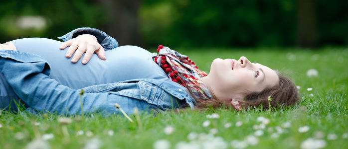 Eine schwangere Frau freut sich auf die Geburt ihres Kindes(© shutterstock)