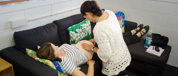 Hebammen unterstützen bei der Geburtsvorbereitung (© shutterstock
