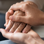 Beihilfe zum Suizid / shutterstock.com/fizkes Zwei Hände umfassen die Hand eines älteren Menschen