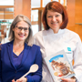 Martina Kronthaler und Christine Egger haben das Vanillekipferlmousse-Rezept ausprobiert. / Franziska Safranek Martina Kronthaler und Christine Egger haben das Vanillekipferlmousse-Rezept ausprobiert.