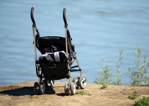 Leerer Kinderwagen