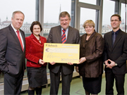 Raiffeisenbank International / V.l.n.r.: Martin Prater/Vorsitzender des RBI-Betriebsrats, Mag. Martina Kronthaler/Generalsekretärin aktion leben österreich, Dr. Herbert Stepic/RBI-Generaldirektor, Dr. Gertraude Steindl/Präsidentin aktion leben österreich, Dkfm. (FH) David Gottschl Eine Adventaktion des Betriebsrats der Raiffeisen Bank International (RBI) erbrachte 9.000,- Euro für schwangere Frauen in Not.