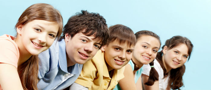 Junge Mädchen und Burschen (© shutterstock)