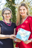 Dr. Christa Kummer/Mag. Martina Kronthaler / Franziska Safranek aktion leben-Generalsekretärin Martina Kronthaler überreicht Moderatorin Christa Kummer ein Überraschungs-Sackerl.