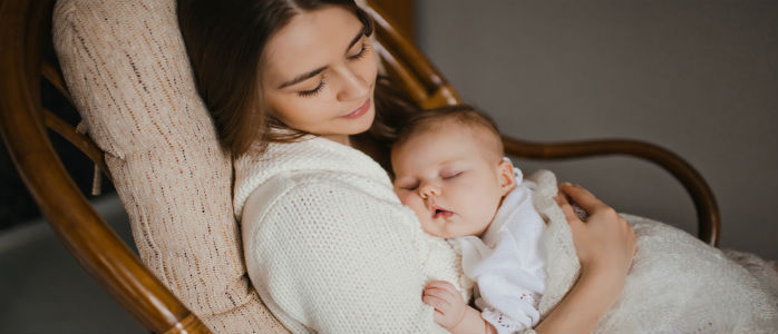 Eine Mutter und ihr Neugeborenes ruhen sich aus (© shutterstock)