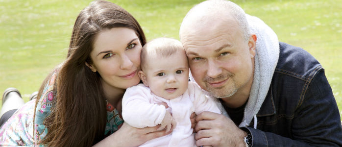 Plötzlich zu dritt: Ein Paar mit seinem Baby  (© shutterstock)
