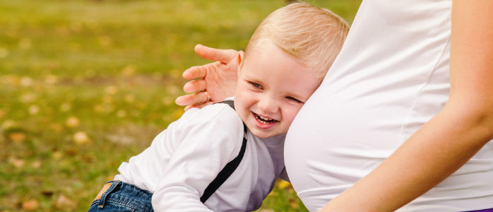 Eine Mutter und ihr Kind freuen sich auf das Baby (© shutterstock)